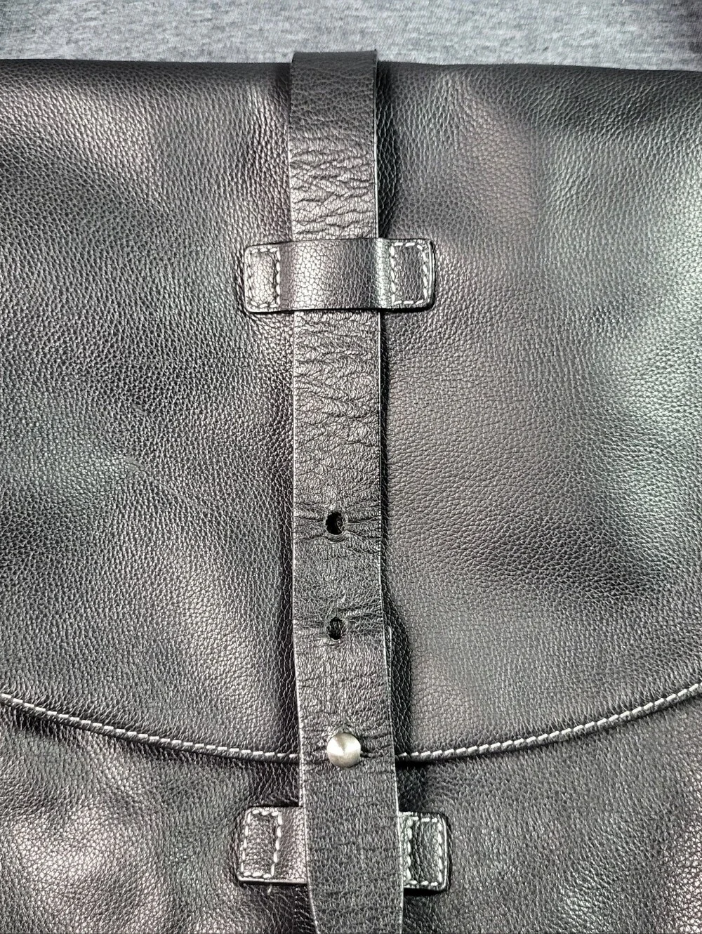 Kenneth Cole Classic Black Leather Messenger Bag with Adjustable Strap